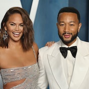 BEVERLY HILLS, CALIFORNIA - MARCH 27: (L-R) Chrissy Teigen and John Legend attend the 2022 Vanity Fa...