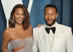 BEVERLY HILLS, CALIFORNIA - MARCH 27: (L-R) Chrissy Teigen and John Legend attend the 2022 Vanity Fa...