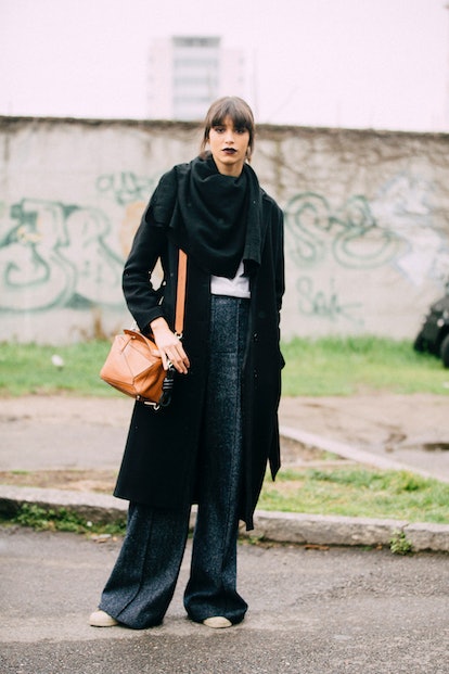 Young woman wearing the 2022 fashion trend: wide-legged pants.